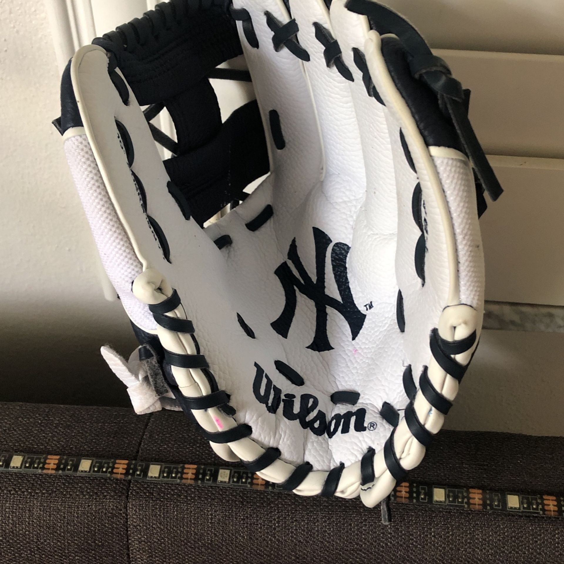 Kids Wilson NY Yankees T- Ball Glove Size 10