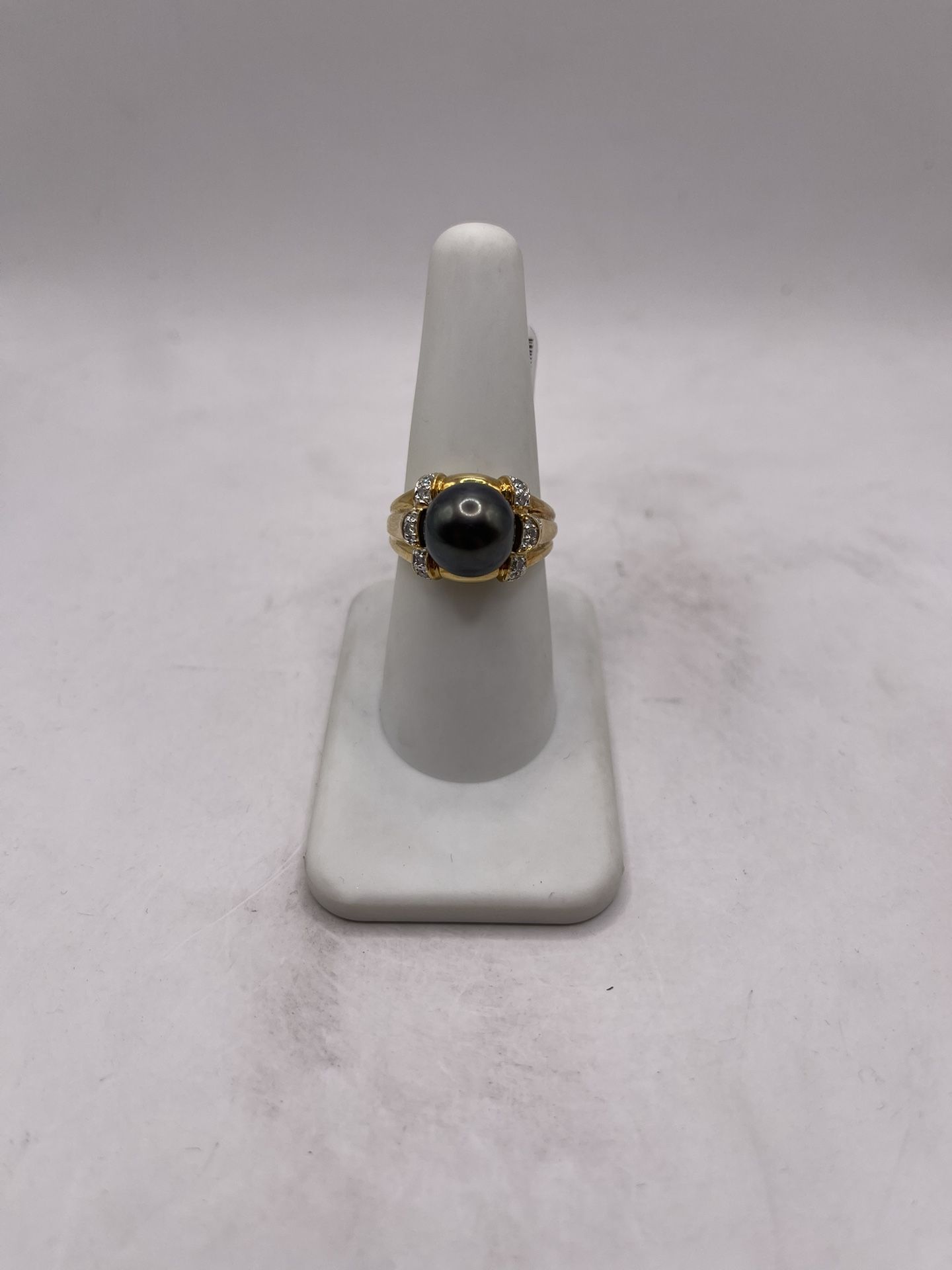 18kt Gold Engagement Style Ring w/ Black Pearl And Dia Chips