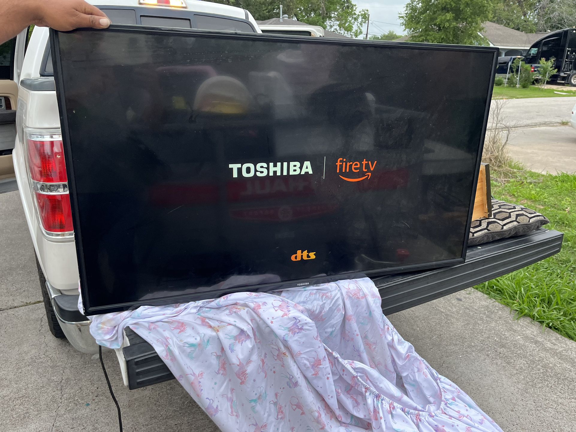 49” Toshiba Fire Tv With Wall Mount Bracket For 