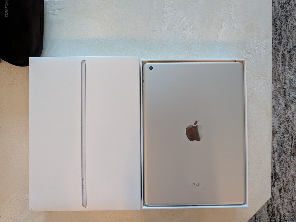 Apple iPad (6th Generation) 32GB Wi-Fi  Silver- Like New Condition
