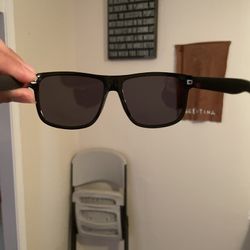 Only used 3-4 times original Gucci shades have serial code payed $400 asking $240