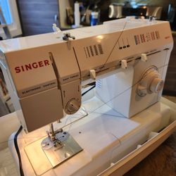 Singer Sewing Machine 5830C 