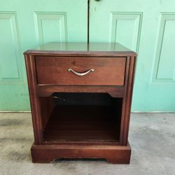 Night Table. $20 dolls..!!!!!
