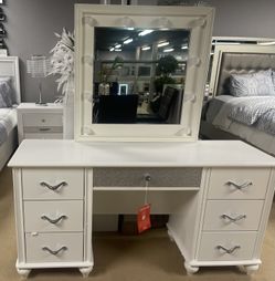 White 7 Drawer Vanity Desk w/ Lighted Mirror / Hollywood style mirror