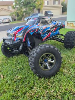 **Traxxas X-Maxx 8S Wide Body – Sledgehammer Tires – Upgraded**