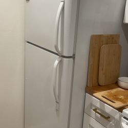 Frigidaire Top Freezer White OBO Culver City 