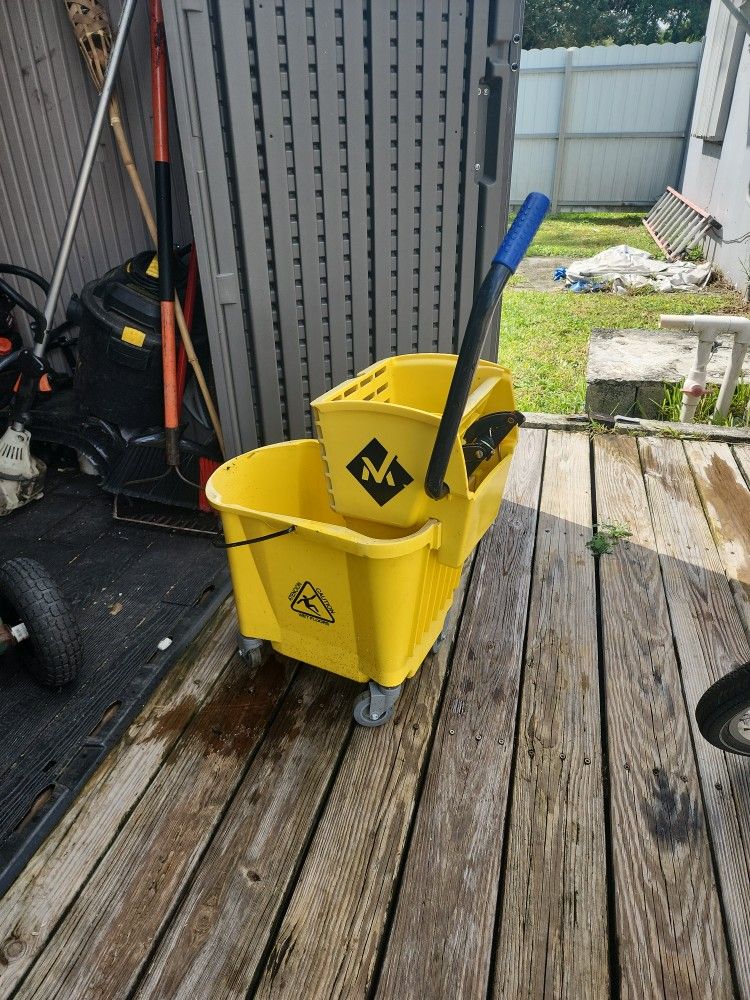 Janitorial Mop Bucket 7 Gallon