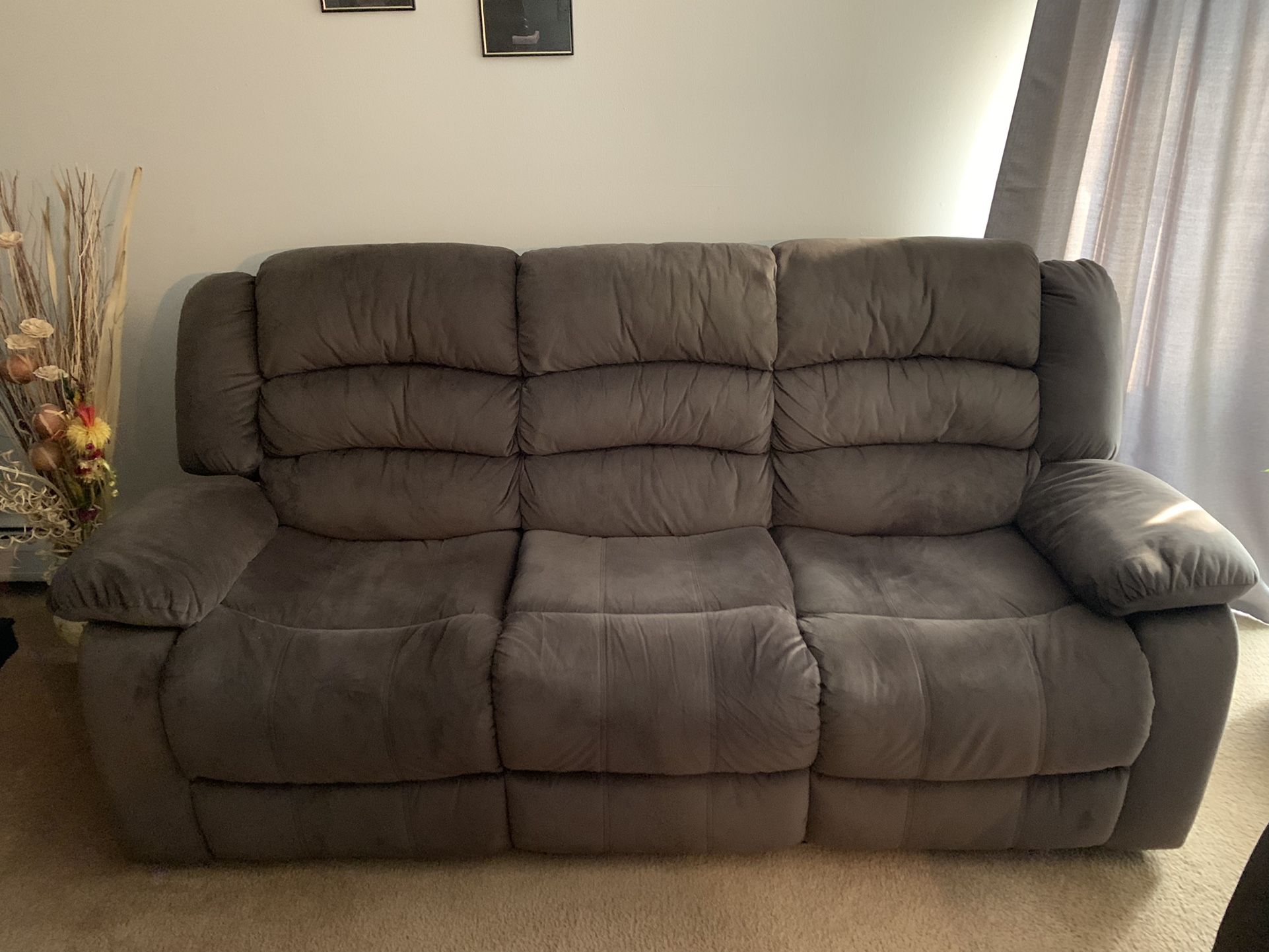 Recliner sofas