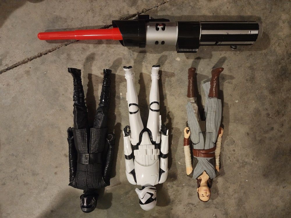 3 Star WARS Action Figures & Ligjt Saber