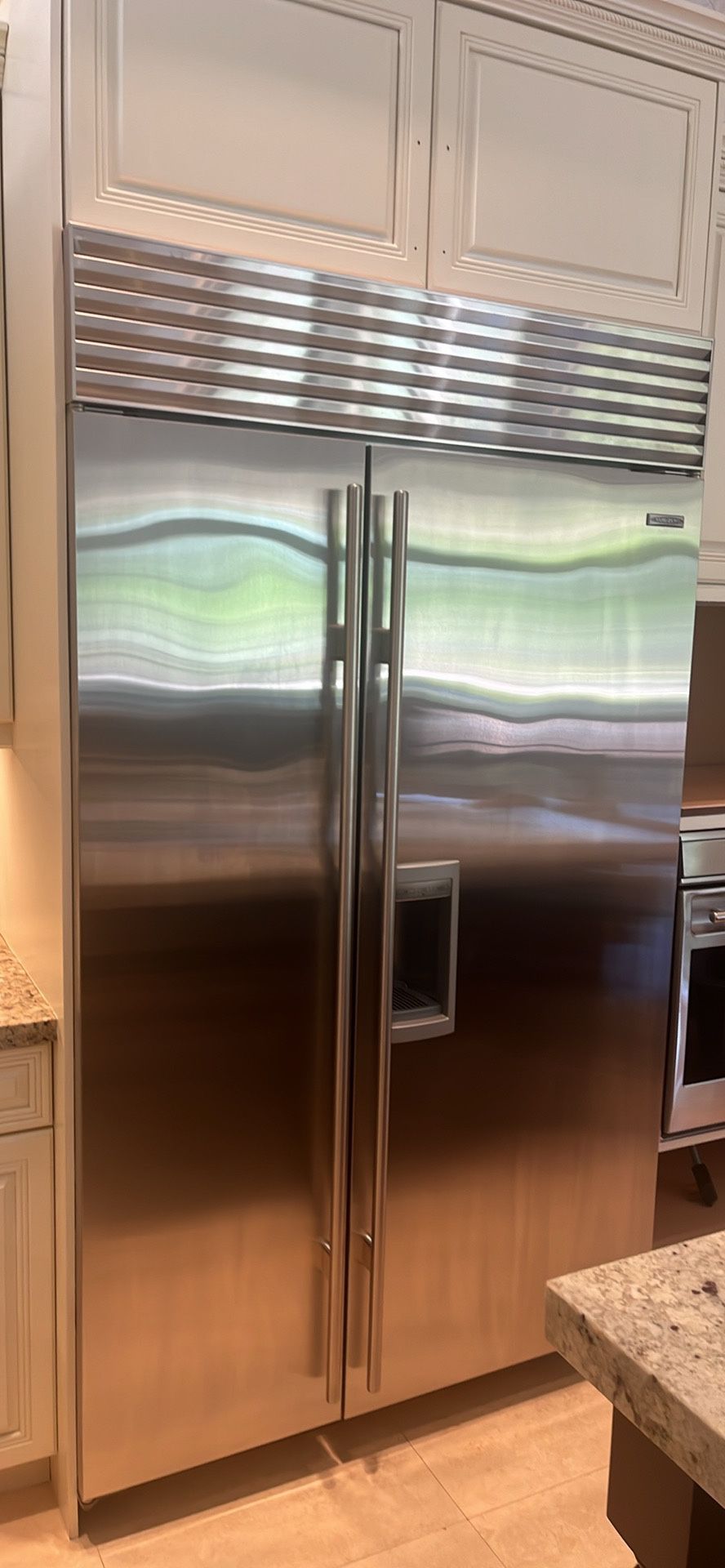 2010 SUB ZERO Refrigerator, Freezer & Ice Maker