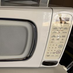 Lg 1.4 Cu. ft Microwave Works Great Counter Top