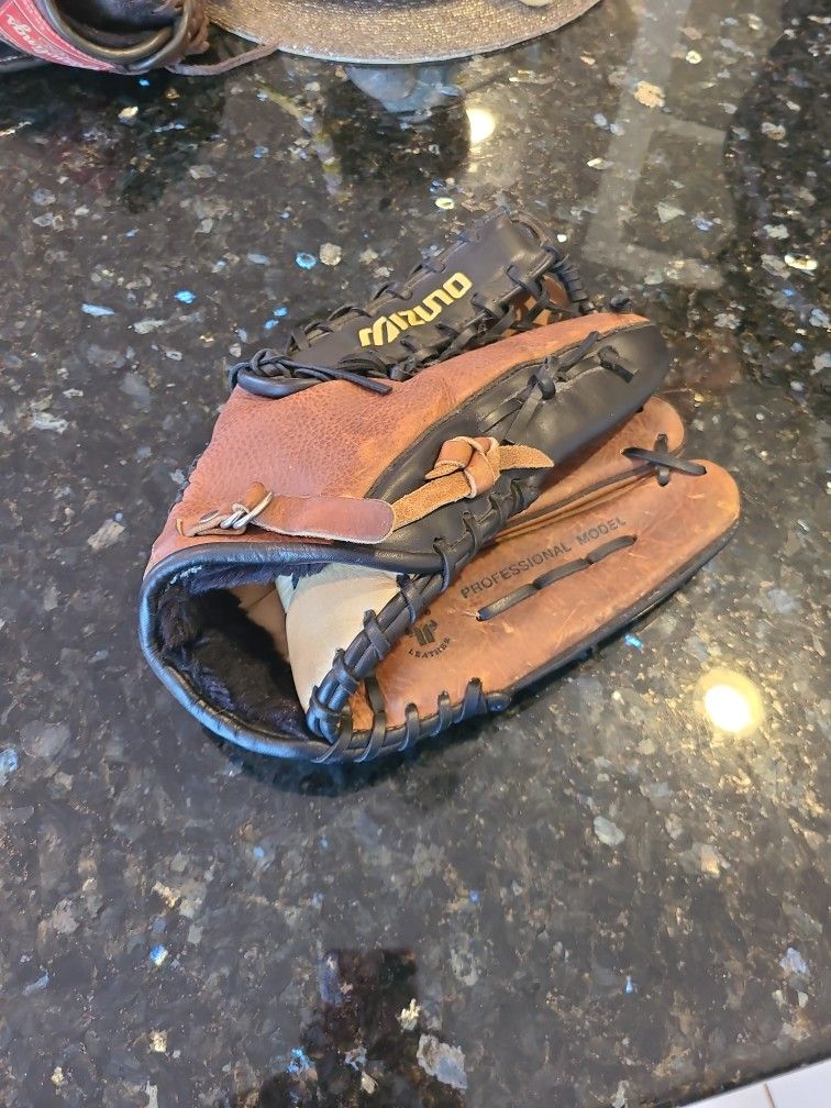 Mizuno Professional 12.75