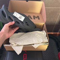 Yeezy Onyx Foam Runners Size 10