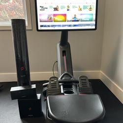 Peloton Row / Rower / Rowing machine with Nov 2026 warranty, mat, wall mount