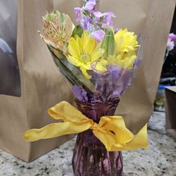 Flowers With Vase Can Deliever Within Reason