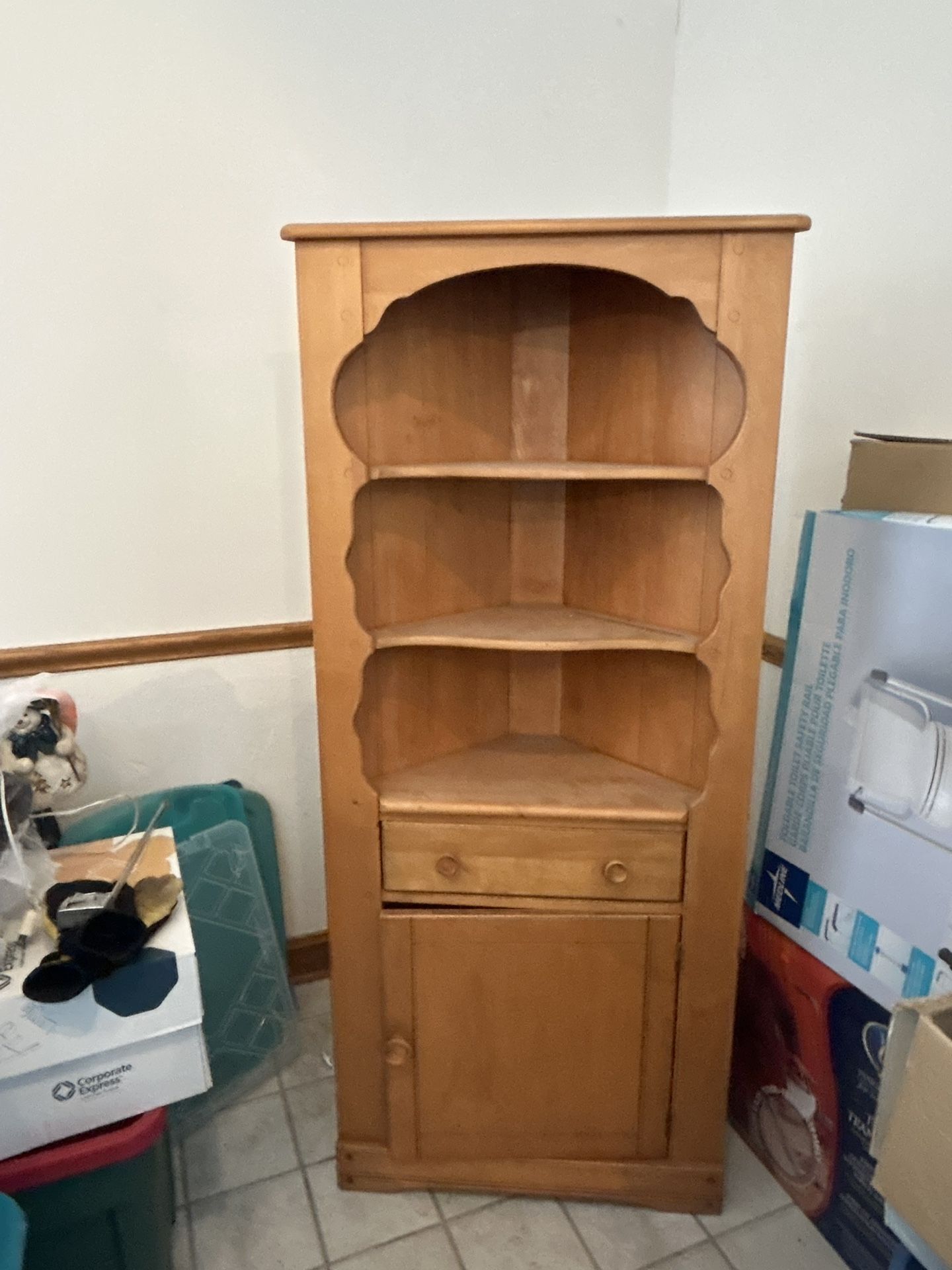 Corner shelf