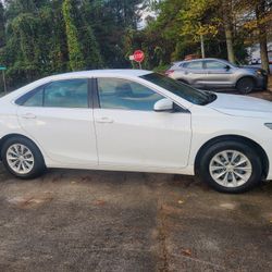 2016 Toyota Camry Hybrid LE, 72300 Milles For $13000
