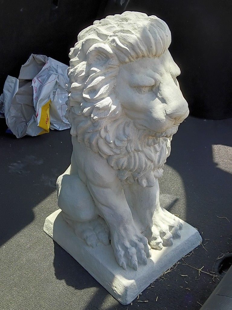 White Stone Lion 18x13x9.