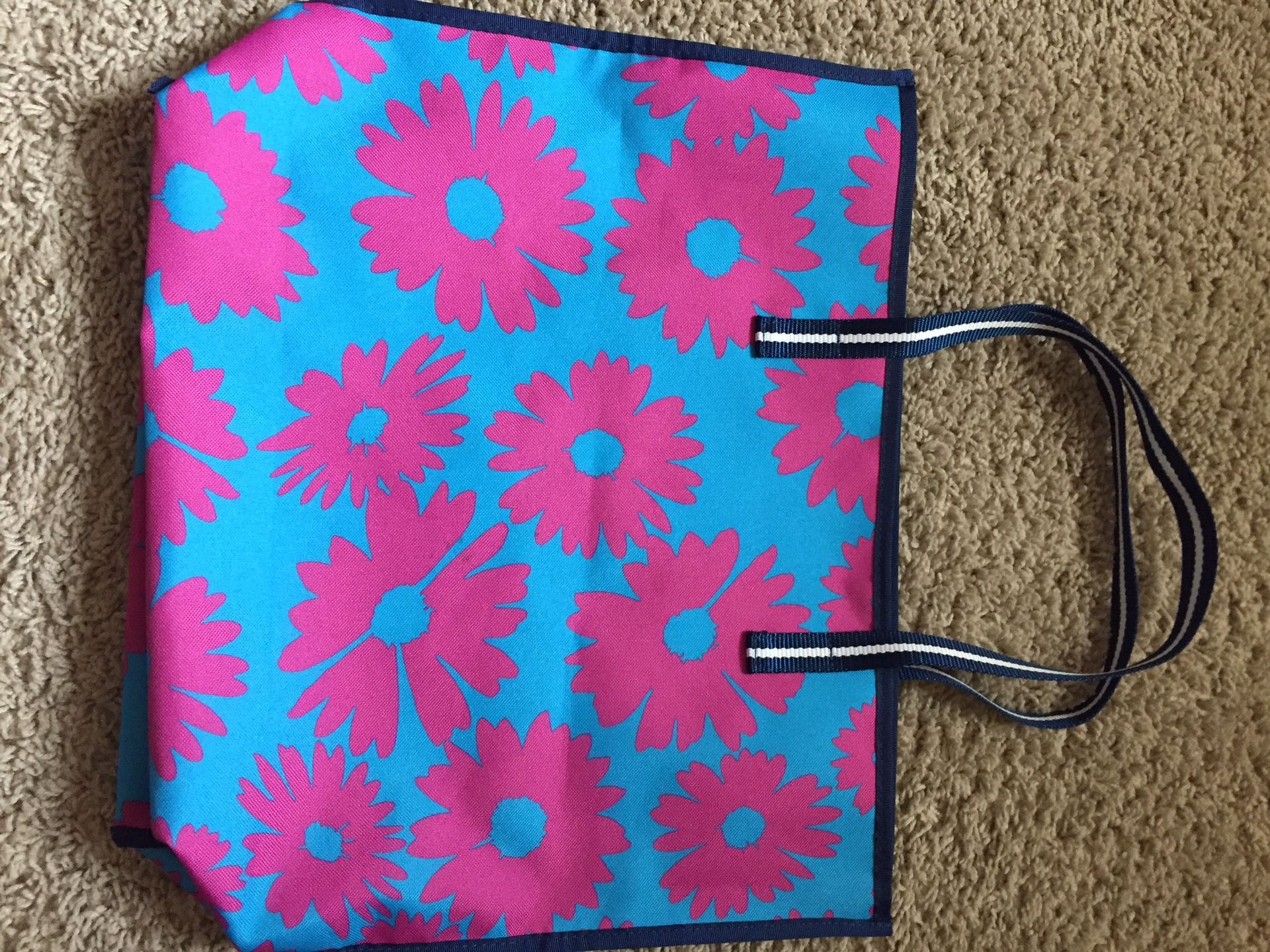 NEW ESTEE LAUDER SET WITH TOTE BAG ASKING $20.00 FIRM