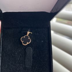 Van Cleef Neckless No Chain /Gold