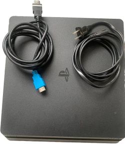 PlayStation 4 (Used – Like New) + 2 Controllers + 2 Games