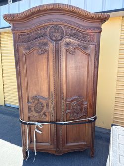 Armoire style cabinet