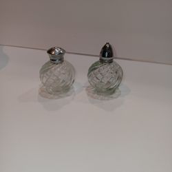 Pressed Glasssalt And Pepper Shaker Set