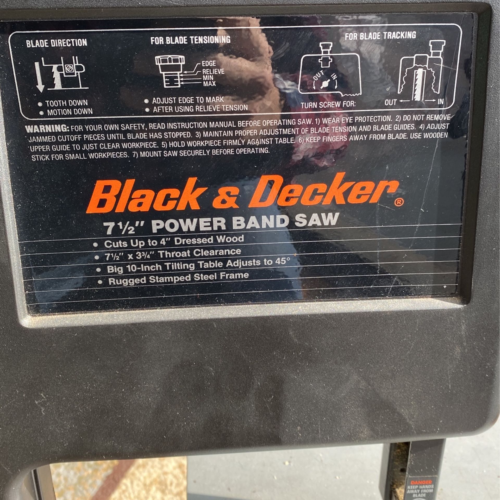 Black and decker 7 1/2 inch power bandsaw for Sale in Midlothian, IL