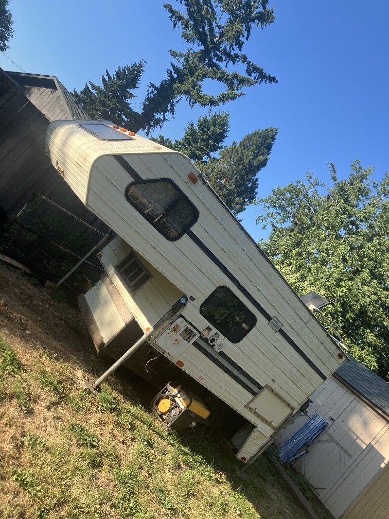1990 Cascade Camper