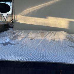KING SIZE STEARNS & FOSTER LUX ESTATE HYBRID MATTRESS & BOX SPRINGS BED SET