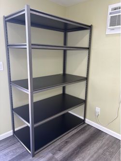 Adjustable storage shelf