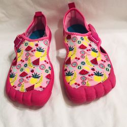 NewtZ girl water shoes Velcro closures snug tab bumped toe pink multi fruits.2/3