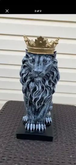 Stone colored lion with crown statue