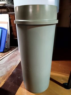 Rubbermaid 3546 Commercial Trash Receptacle 