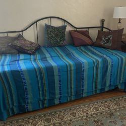 Benicia Founder trundle Bed
