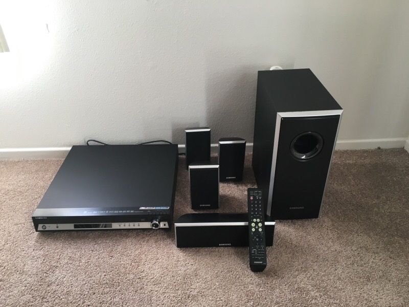 Samsung HTQ80, 5-disc DVD Home Theater System with digital upconversion and MP3 Player Compatibility