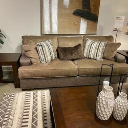 Alesbury Chocolate Living Room Set

👈Financing Available Only $10 Down Payment🥳