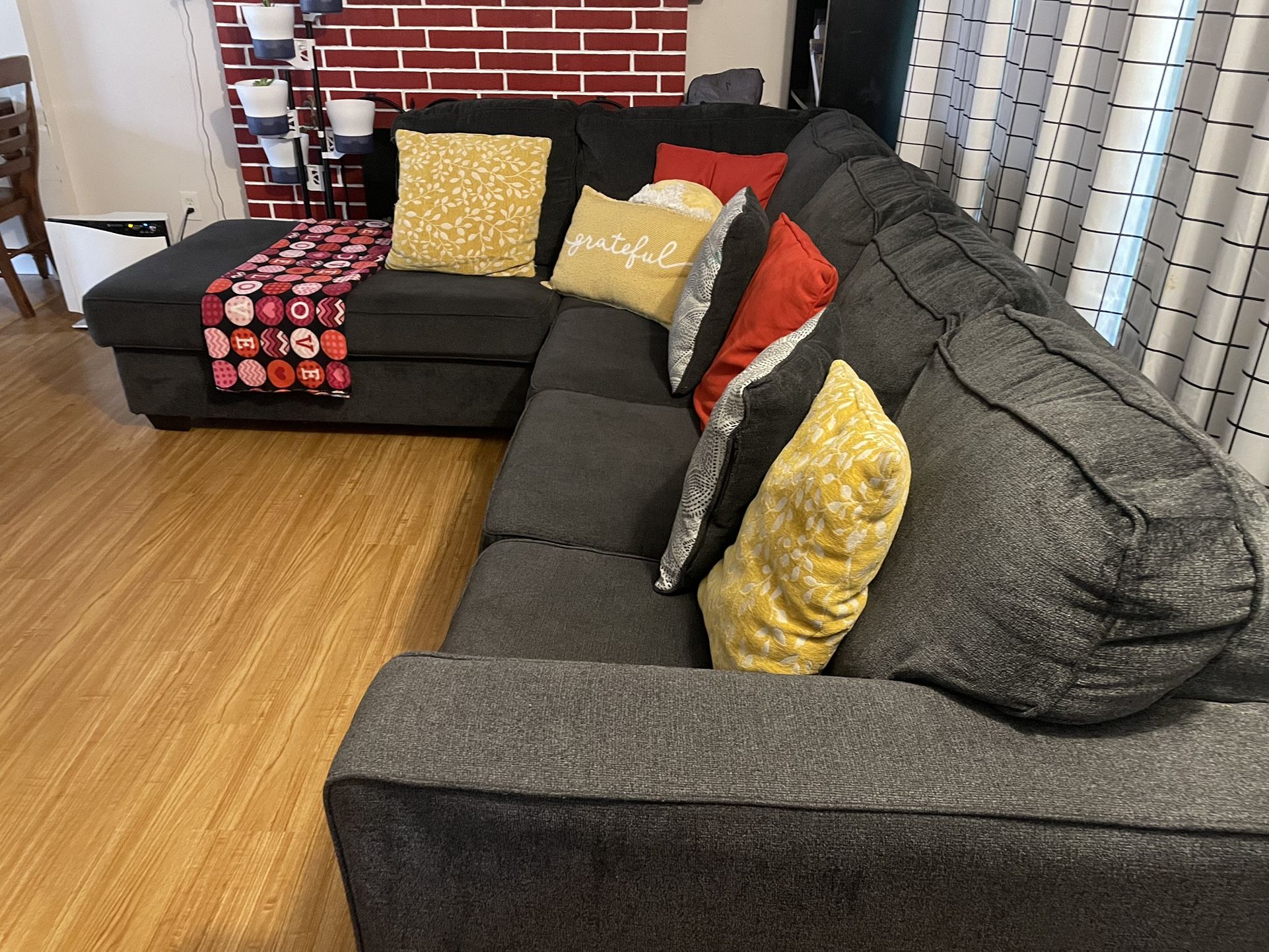 SECTIONAL COUCH