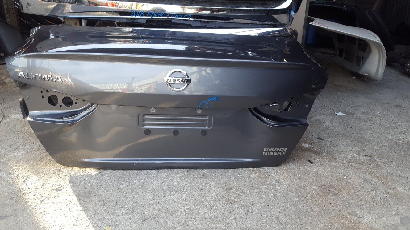 2019 2020 nissan altima SL.SR.SV rear tail trunk shell OEMused