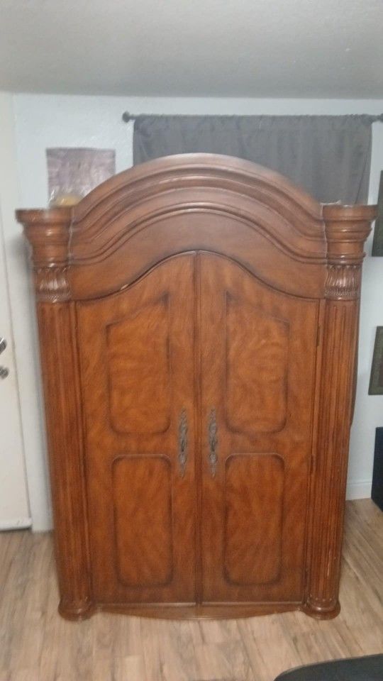 Good condition spacious Armoire