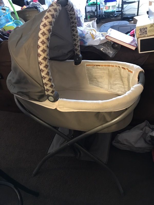 Baby bacinete w/ stand Graco