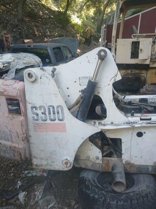 Bobcat S300 Lift Rams