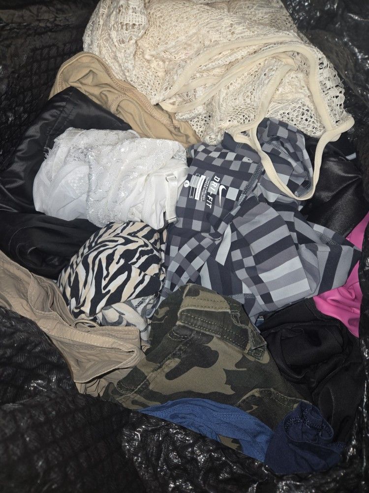 HUGE BAG OF WOMENS CLOTHING NICE STUFF NAME BRANDS SIZE LARGE/ XL