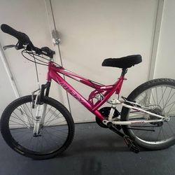 HUFFY TRAIL RUNNER mountain bike with 26-inch wheels and an 18-inch fr