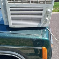 Working Barely Used Air Conditioning Unit