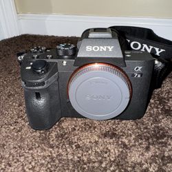 📷 Sony a7III Mirrorless Camera – Excellent Condition + Extras