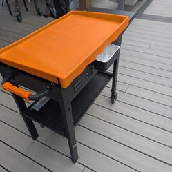 Blackstone Two Burners New Model With Silicone Cover, Propane Tank and griddle Cover Like New