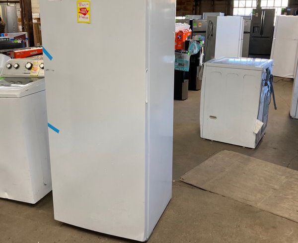 Frigidaire upright freezer FFFU13F2VW1🥶🥶 13Cubic feet R J