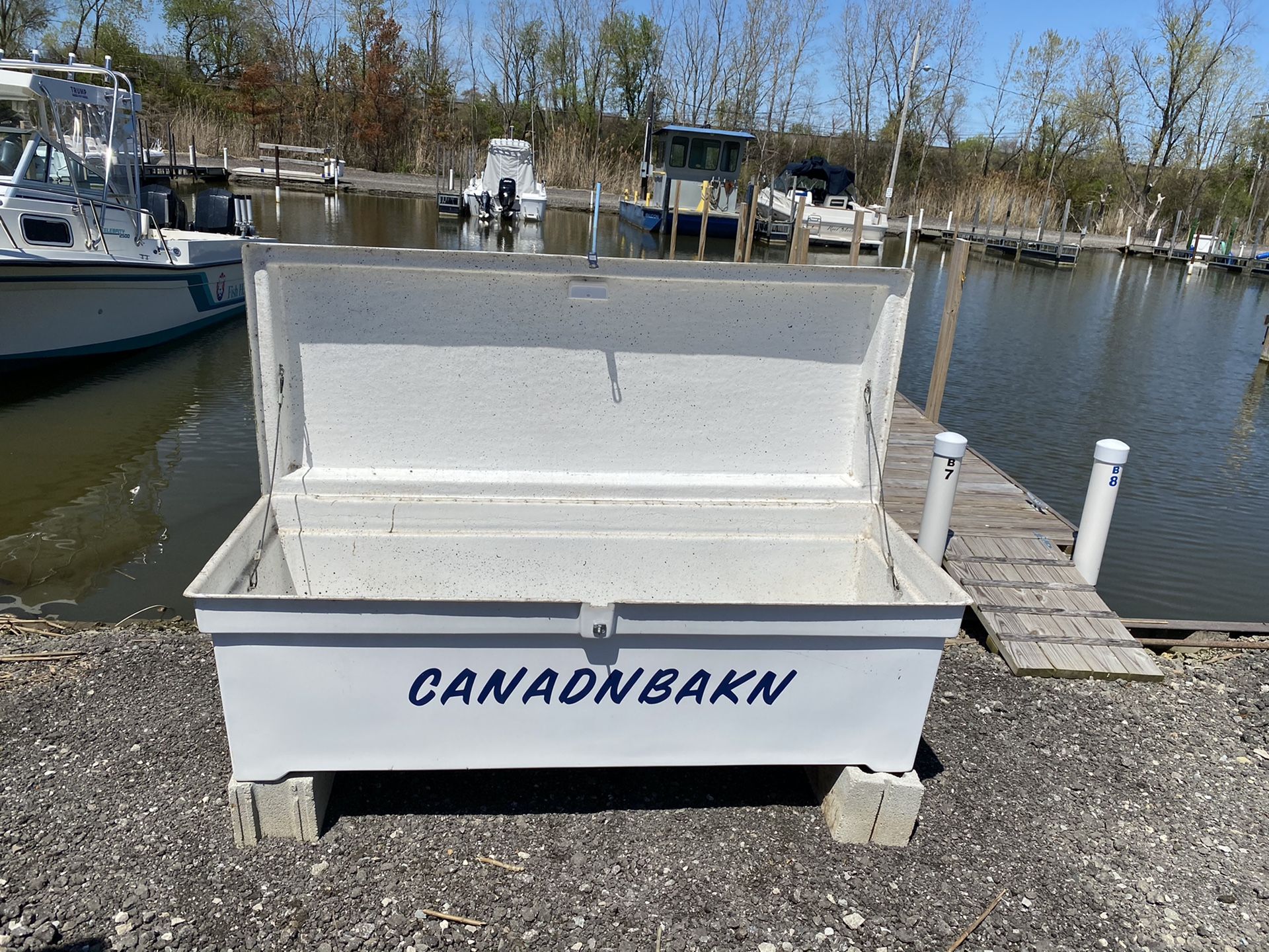 Dock box fiberglass- locking