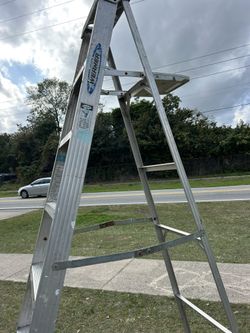 Ladder 🪜 8 feet It's in perfect condition